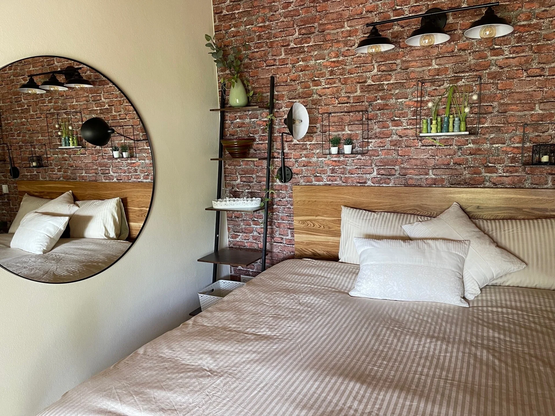 Schlafzimmer mit Backsteinwand
