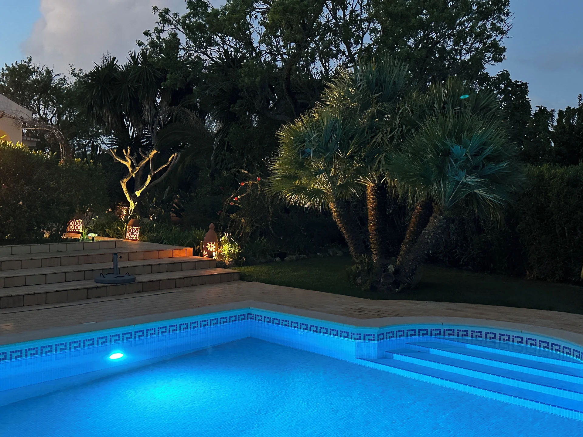 Beleuchteter Pool am Abend